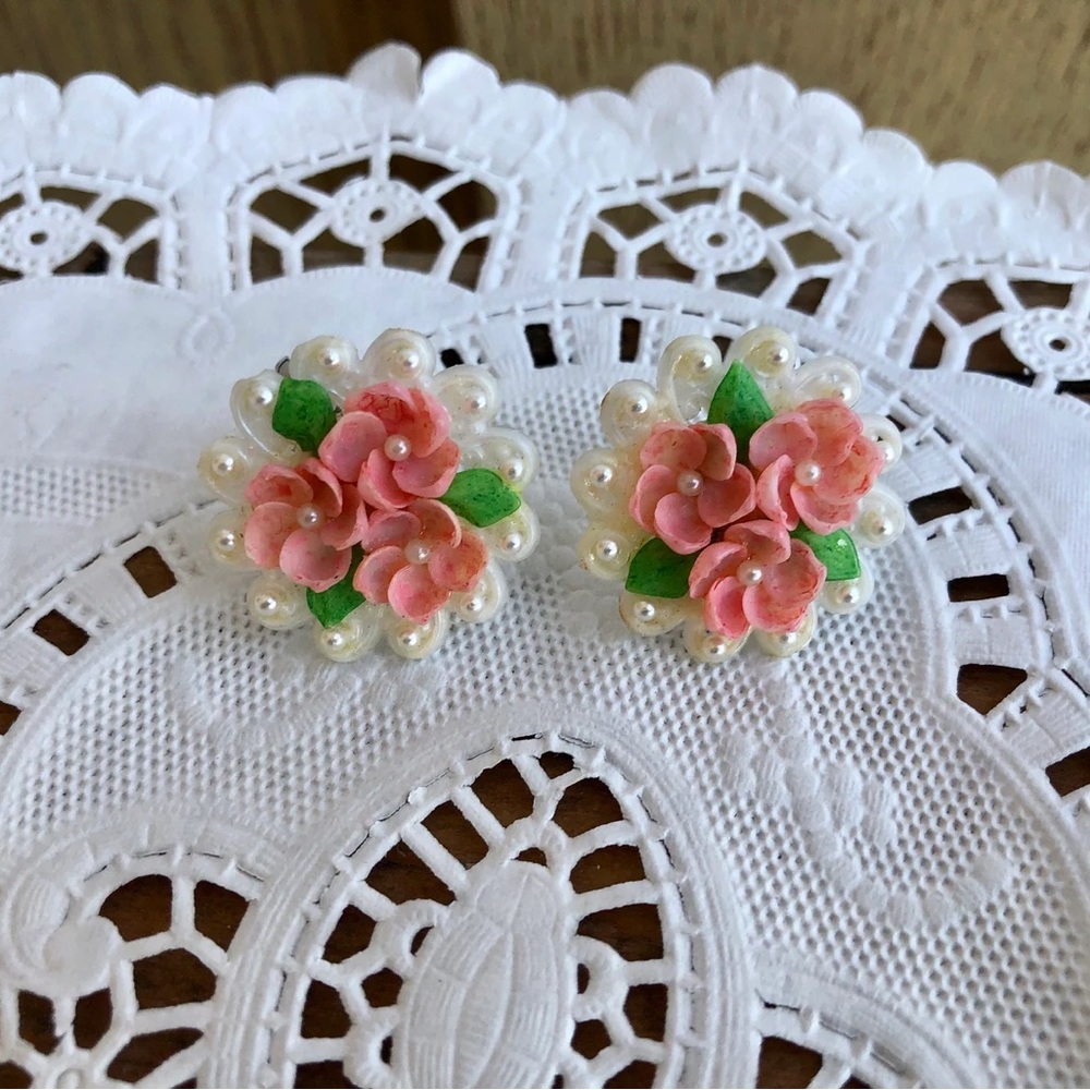 50s Sea Shell Earrings Pink Floral Novelty Faux Pearls Scalloped edge Screw Back - Picture 8 of 8